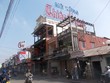 Đường Chi Lăng và đường Bạch Đằng (TP. Huế) có nhiều thương hiệu mè xửng nổi tiếng và nhiều món ngon đặc trưng của Huế như bún bò, cơm hến, chè Huế…