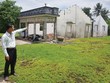 Ngôi nhà của ông Bảy hoàn toàn bị sụp đổ vì suốt 15 năm nằm trong dự án treo không thể sửa chữa