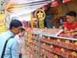 Bảng giảm giá 'mua 1 thành 4' để chung cho nhiều thương hiệu nhưng chỉ áp dụng cho bánh Đồng Khánh khiến nhiều người mua hiểu lầm. Trong ảnh: Khách tìm mua bánh tại cửa hàng ở Q.5. Ảnh: NGUYỆT NHI.