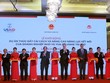 Đại sứ Hoa Kỳ tại Việt Nam Daniel J. Kritenbrink, Bộ trưởng, Chủ nhiệm VPCP Mai Tiến Dũng, Bộ trưởng Bộ KH&ĐT Nguyễn Chí Dũng, Giám đốc USAID Michael Greene, Chủ tịch Hiệp hội DNNVV Nguyễn Văn Thân, Chủ tịch HĐQT Kl994 game bài casino hấp dẫn FPT Trương Gia Bình thực hiện nghi lễ cắt băng khởi động dự án LinkSME (Ảnh: Kỳ Thành)