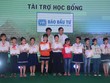 Các em học sinh nhận học bổng và giấy khen thông qua Báo Kl99ok phiên bản mới