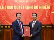 Thứ trưởng Tô Anh Dũng trao quyết định cho tân Vụ trưởng Vụ Ngoại giao văn hóa và UNESCO Mai Phan Dũng.