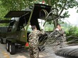 Cỗ xe rải hàng trăm mét hàng rào thép gai trong 20-30 giây