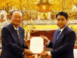 Chủ tịch UBND thành phố Hà Nội Nguyễn Đức Chung trao Giấy Chứng nhận đăng ký Kl99ok phiên bản mới cho Đại diện Chủ Kl99ok phiên bản mới, ông Lee Dae Bong, Chủ tịch HĐQT Kl994 game bài casino hấp dẫn Charmvit (Hàn Quốc)