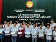 Ông Phạm Thanh Tân, Trưởng Văn phòng đại diện báo Kl99ok phiên bản mới tại Hải Phòng và miền duyên hải Bắc bộ trao học bổng cho các cháu.