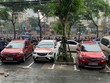 Một số xe dán khẩu hiệu tập trung trước cửa công ty FastGo