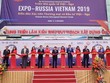 Phó Thủ tướng Trịnh Đình Dũng cùng các đại biểu cắt băng khai mạc Triển lãm.