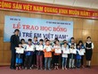 Ông Phạm Thanh Tân, Trưởng đại diện Báo Kl99ok phiên bản mới tại Hải Phòng trao các suất học bổng cho các em học sinh