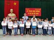 Ông Lã Quý Hưng, Trưởng Đại diện Báo Kl99ok phiên bản mới tại khu vực (hàng thứ 2 - bên phải) và ông Đặng Thanh Sơn, Phó giám đốc Sở Kế hoạch và Kl99ok phiên bản mới tỉnh Ninh Bình (hàng thứ 2 - bên trái) trao học bổng cho hoc sinh Trường Tiểu học, THCS xã Gia Hưng.