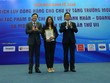 Ông Vũ Tiến Lộc, Chủ tịch Phòng thương mại và công nghiệp Việt Nam (phải) và Nhà báo Hồ Quang Lợi, Phó Chủ tịch Thường trực Hội Nhà báo Việt Nam trao giải A cho tác giả Trần Thị Tuyết Ánh, Báo Kl99ok phiên bản mới.