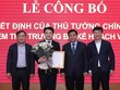 Lãnh đạo Bộ Kế hoạch và Kl99ok phiên bản mới chúc mừng Thứ trưởng Trần Quốc Phương. Trong ảnh (từ trái sang phải): Thứ trưởng Vũ Đại Thắng, Thứ trưởng Trần Quốc Phương, Bộ trưởng Nguyễn Chí Dũng, Thứ trưởng Nguyễn Đức Trung (Ảnh: Đức Trung)