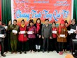 Bà Vũ Lan Nhung (giữa), Chánh Văn phòng Báo Kl99ok phiên bản mới trao quà Tết cho đồng bào nghèo huyện Điện Biên Đông. Ảnh: Lê Quân