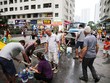 Người dân những khu vực bị ô nhiễm nước mang theo xô, bình nước lớn để lấy nước sạch sinh hoạt từ xe téc (Ảnh: TTXVN)