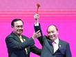 Thủ tướng Nguyễn Xuân Phúc nhận búa Chủ tịch ASEAN từ Thủ tướng Thái Lan Chan-o-cha (Ảnh: Reuters)
