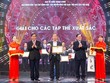 Ban Tổ chức trao Giải Tập thể có thành tích xuất sắc và đóng góp tích cực Giải Búa liềm vàng lần thứ 4 năm 2019 cho Tổng Biên tập Báo Kl99ok phiên bản mới Lê Trọng Minh. Ảnh: Chí Cường