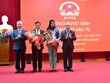 Bí thư Tỉnh ủy Thừa Thiên Huế Lê Trường Lưu và Chủ tịch UBND tỉnh Thừa Thiên Huế Phan Ngọc Thọ trao quyết định chủ trương Kl99ok phiên bản mới cho Công ty CP Công nghiệp chế tạo ô tô Bách Việt