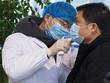 Nhân viên y tế kiểm tra sức khỏe  ở sân bay Trường Sa, tỉnh Hồ Nam, hôm 27/1. Ảnh: Reuters.