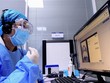 Một bác sĩ trò chuyện với bệnh nhân tại tỉnh Liêu Ninh, Trung Quốc ngày 4/2. Ảnh: AFP.