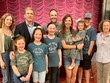 Đại sứ Mỹ tại Campuchia W. Patrick Murphy (mặc vest) chụp ảnh cùng gia đình Hampton trên du thuyền MS Westerdam. Ảnh: Twitter/Ambassador W. Patrick Murphy.