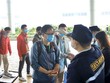 Tất cả công nhân, cán bộ, khách hàng đến làm việc tại Công ty TNHH Compal Việt Nam trong khu công nghiệp Bá Thiện 1, huyện Bình Xuyên (Vinh Phúc) đều được đo nhiệt độ để phòng chống COVID-19. Ảnh: Hoàng Hùng/TTXVN.