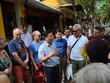 Ông Lê Trí Thanh (ở giữa), Chủ tịch UBND tỉnh Quảng Nam đang trò truyện, chia sẻ và nắm bắt tâm lý du khách đang ở Hội An giữa lúc dịch Covid-19 đang diễn biến phức tạp trên thế giới, đa số các phản hồi từ du khách là Hội An vẫn rất an toàn, thân thiện, trong lành và sạch sẽ. Ảnh: Hà Minh