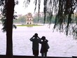 Du khách chụp ảnh tại Hồ Hoàn Kiếm (Hà Nội). Danh sách các điểm đến du lịch an toàn sẽ được đăng tải trên website của Kl991.com World Cup 2026 Chính Thức, Hiệp hội Du lịch Việt Nam (Ảnh: HP).