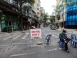 Đoạn phố Trúc Bạch lúc 7h sáng vẫn bình yên, dù hai đầu khu phố đã được rào chắn để ngăn chặn dịch bệnh.