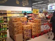 Lương thực, thực phẩm đầy ắp kệ siêu thị, người dân thoải mái mua sắm