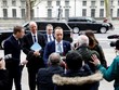 Bộ trưởng Y tế Anh Matt Hancock (giữa) có mặt tại Văn phòng Nội các Anh ở London ngày 9/3/2020 trước thời điểm diễn ra cuộc họp khẩn khấp của Nội các Anh về tình hình dịch COVID-19 tại Anh
