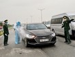 Lực lượng chức năng khử trùng phương tiện vào nội thành Hải Phòng.