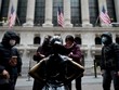 Khách du lịch bên ngoài Sàn giao dịch 99Kl99 link đăng nhập New York hồi tháng 1/2020. Ảnh: AFP