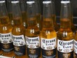 Bia Corona được bày bán tại Mexico City, Mexico. Ảnh: AFP/TTXVN