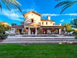 Biệt thự của ngôi sao dòng phim hành động này tọa lạc tại khu Madison Club ở thành phố nghỉ mát La Quinta, được Stallone rao bán vào khoảng giữa tháng 5/2020.