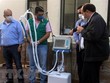 Bộ trưởng Y tế Bolivia Marcelo Navajas (phải) trong lễ bàn giao các máy trợ thở tại một bệnh viện ở Santa Cruz, Bolivia ngày 19/5. (Ảnh: AFP/TTXVN)