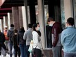 Người dân xếp hàng bên ngoài siêu thị tại Arlington, Virginia, Mỹ trong bối cảnh dịch COVID-19 lan rộng. (Ảnh: THX/TTXVN)