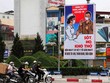 Áp phích phòng chống Covid-19 được treo ở nhiều tuyến đường để nâng cao ý thức người dân.