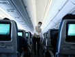 Tổ bay của Vietnam Airlines gồm phi công, tiếp viên đều được trang bị khẩu trang, găng tay và khăn giấy tẩm cồn.