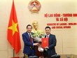 Bộ trưởng Đào Ngọc Dung trao quyết định cho đồng chí Tô Đức.