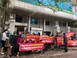 Khách hàng căng băng rôn phản đối chủ Kl99ok phiên bản mới HUD1 tại trụ sở Công ty