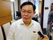 Bí thư Thành Uỷ Hà Nội Vương Đình Huệ trao đổi với báo chí bên hành lang Quốc hội.