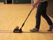 Dụng cụ thu gọn dây cáp trên sàn và cố định bằng băng dính trong nháy mắt