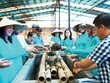 Du khách trải nghiệm rửa tay bằng nước lấy từ giếng cổ trong Hoàng Thành Thăng Long. Ảnh: Hồng Hạnh
