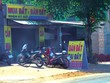 Dọc theo những tuyến đường lớn ở huyện Long Thành thường xuyên xuất hiện các môi giới cắm chốt. Ảnh: Trọng Tín