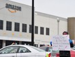 Nhân viên Amazon tại kho hàng Staten Island, thành phố New York, đình công khi kho này bị đóng cửa do một nhân viên dương tính với Covid-19 ngày 30/3/2020. Ảnh: AFP