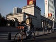 Người dân Trung Quốc đeo khẩu trang phòng dịch COVID-19 khi ra đường. Ảnh: BBC