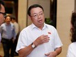 Phó chủ nhiệm Uỷ ban Kiểm tra Trung ương Hoàng Văn Trà trao đổi với báo chí bên hành lang Quốc hội.
