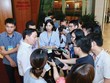 Các phóng viên tác nghiệp bên hành lang Quốc hội.