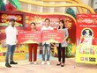 Anh Nguyễn Văn Trọng (Tây Ninh) và chị Đoàn Thị Khuy (Hải Dương) là những chủ nhân may mắn đầu tiên trúng 1kg vàng SJC 9999 từ chương trình "Xé ngay trúng liền - Hơn 2 triệu giải - Trúng 69 tỷ"