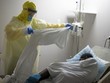 Nhân viên y tế chăm sóc bệnh nhân Covid-19 tại Houston, Mỹ ngày 2/7. Ảnh: AFP.