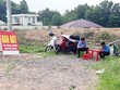 Nhân viên môi giới ngồi chơi dài chờ khách bên cạnh một dự án lớn